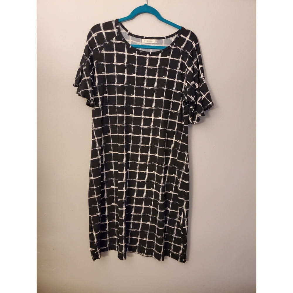 Black and white midi with ruffle sleeve